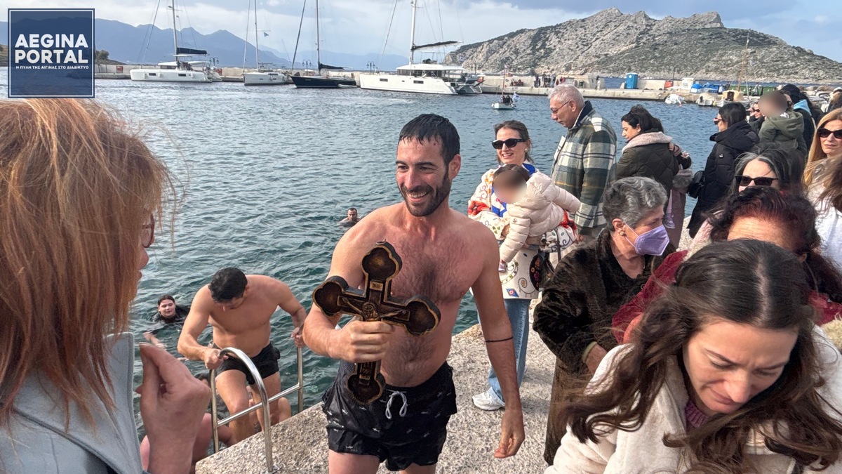 Με λαμπρότητα η τελετή της κατάδυσης του Τιμίου Σταυρού, στο λιμάνι της Πέρδικας.