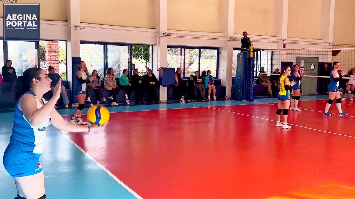 Το σερβίς στις φιλοξενούμενες με το σκορ στο 24-16 η μπάλα φτάνει στην Ζωή Κλαρκ