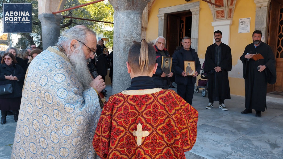 Κατά τη διάρκεια της λιτάνευσης έγιναν τέσσερις στάσεις, στις τέσσερις πλευρές του ναού