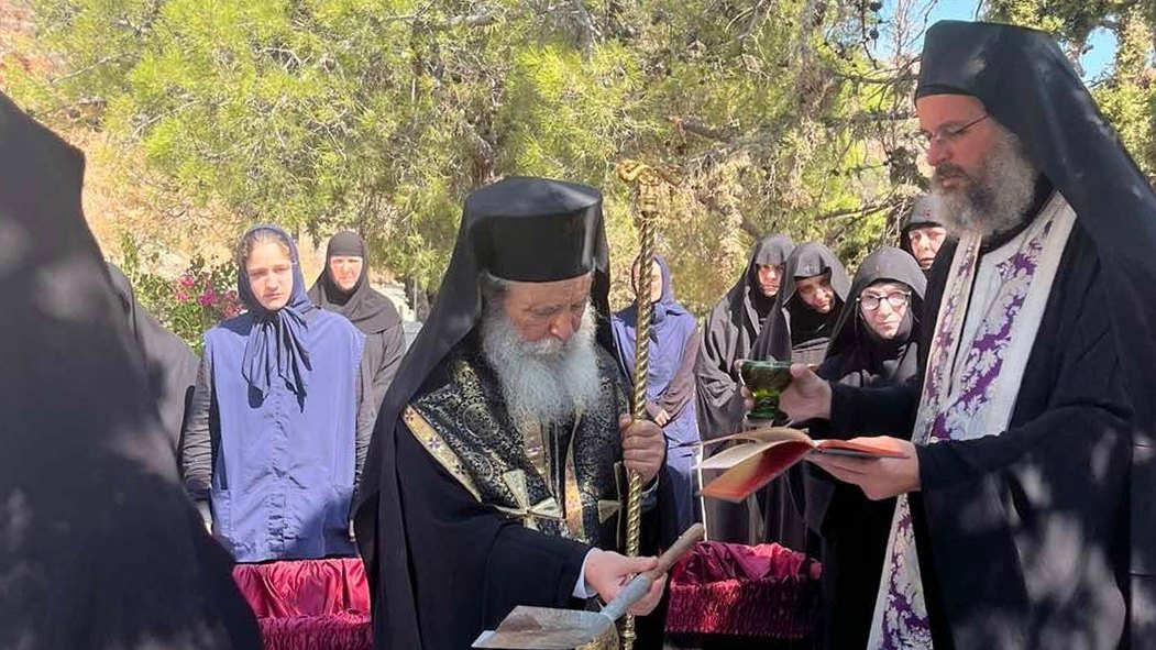 agios-nektarios-monaxi.jpg