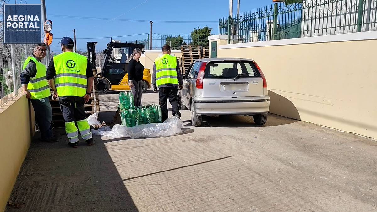 Η διανομή των νερών έγινε στο δρόμο έξω από την είσοδο των εγκαταστάσεων των Τεχνικών Υπηρεσιών, στην περιοχή της Όμορφης Εκκλησίας.