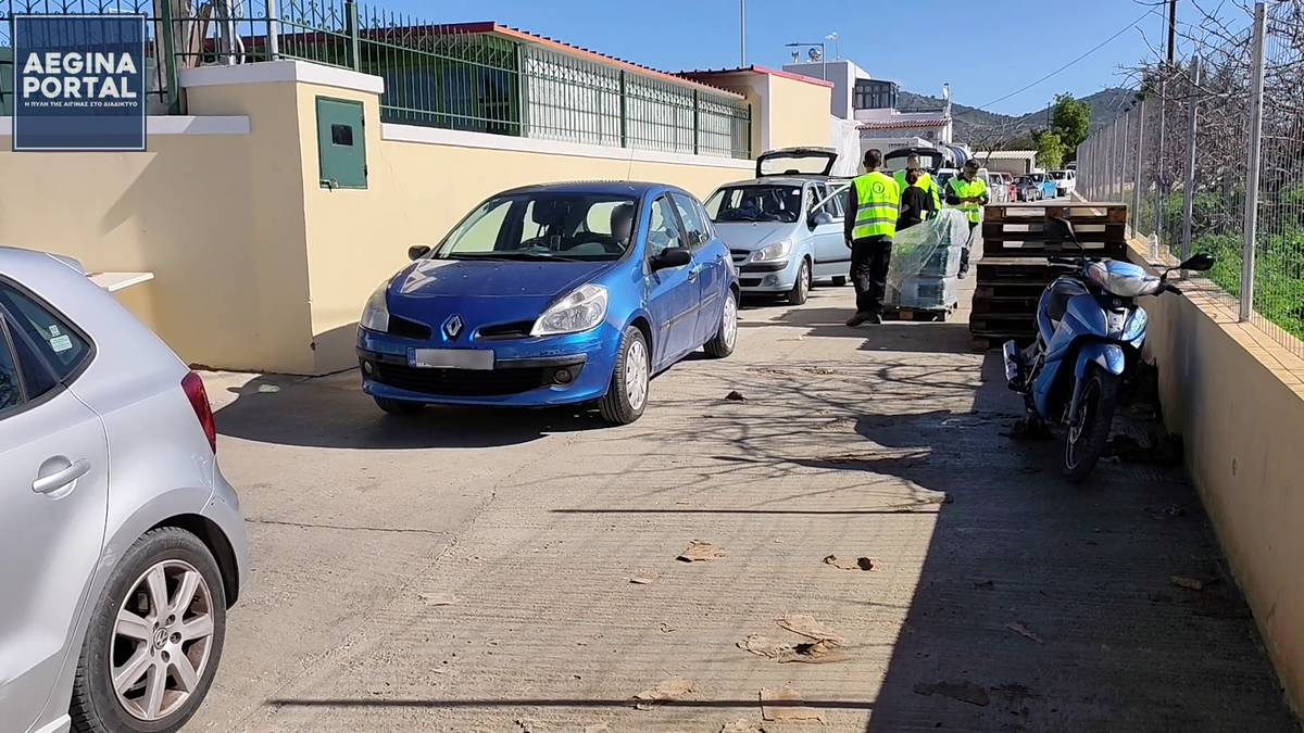 Έντονη κριτική για την τοποθεσία και την ώρα της διανομής