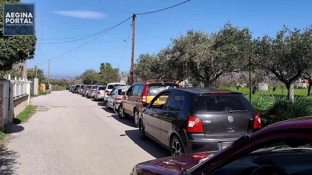 Μεγάλες ουρές από αυτοκίνητα για 8 εξάδες νερό. Η πρώτη μαζική διανομή εμφιαλωμένων από τον Δήμο Αίγινας.