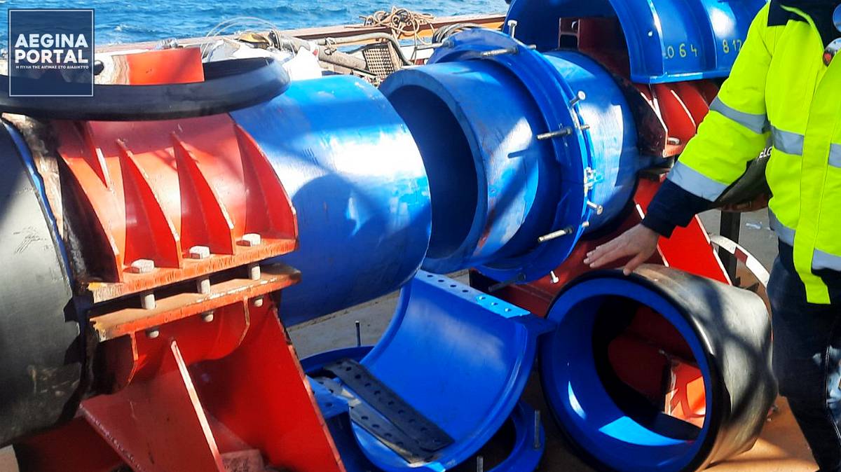 Επίσκεψη Νίκου Παπαγεωργίου και Φίλιππου Τζίτζη στο πλωτό, όπου γίνονται οι εργασίες για την επισκευή του υποθαλάσσιου αγωγού.