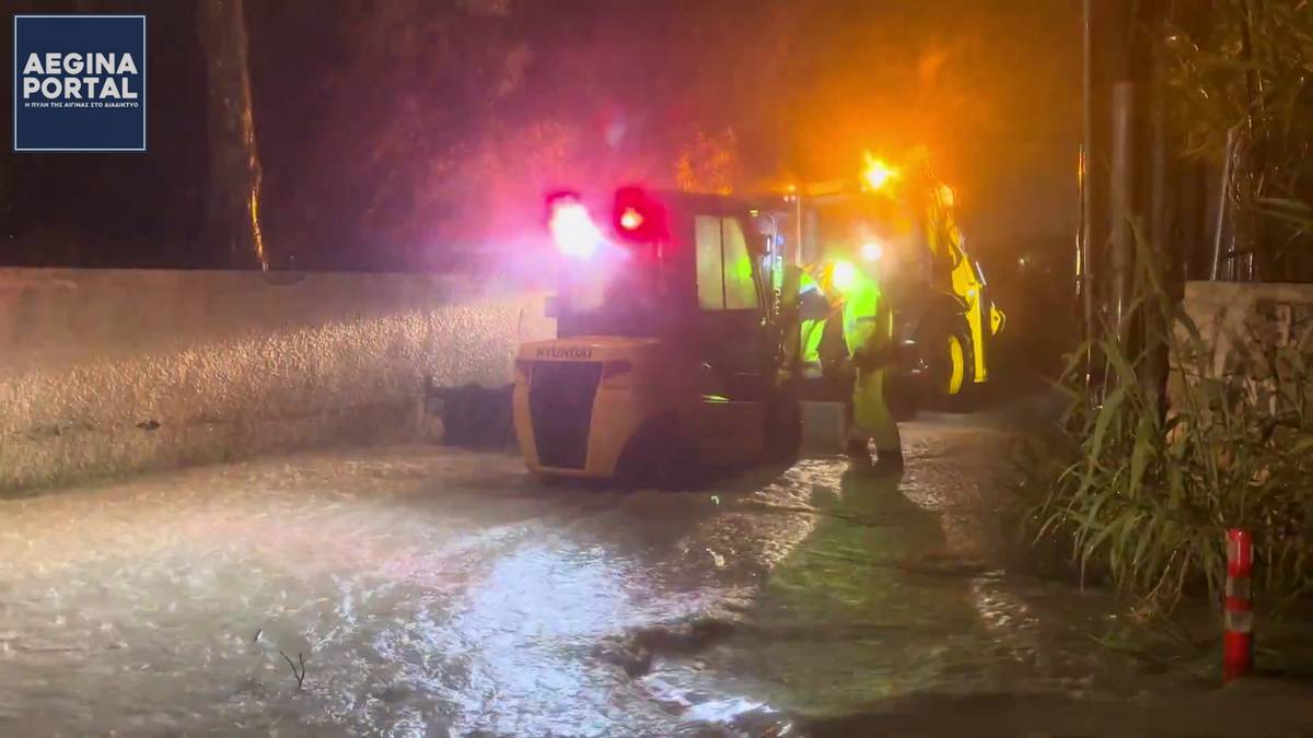 Στην επιχείρηση συμμετείχαν δύο μηχανήματα έργου και ένα φορτηγό του Δήμου Αίγινας