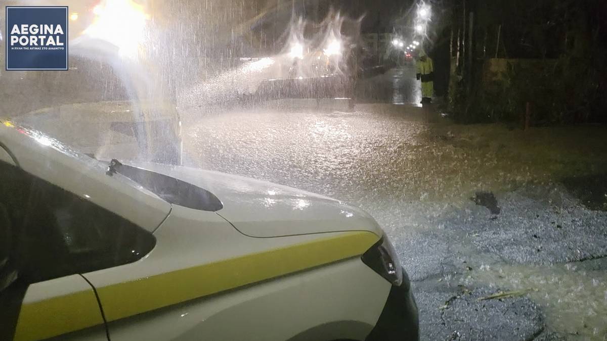 Έκτακτο! Επί ποδός συνεργείο του Δήμου Αίγινας. Πλημμύρισε η Καποδιστρίου στο ύψος της Λεύκης.