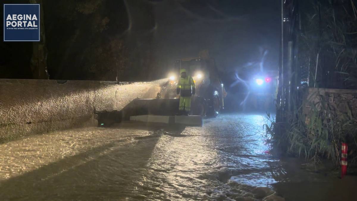 Αδιάβατοι κεντρικοί δρόμοι της Αίγινας από την ισχυρή καταιγίδα. Μεγάλη επιχείρηση στην Καποδιστρίου για την εκτροπή των νερών του ρέματος. Το ΕΠΑΛ και το Γυμνάσιο θα είναι κλειστά την Πέμπτη.