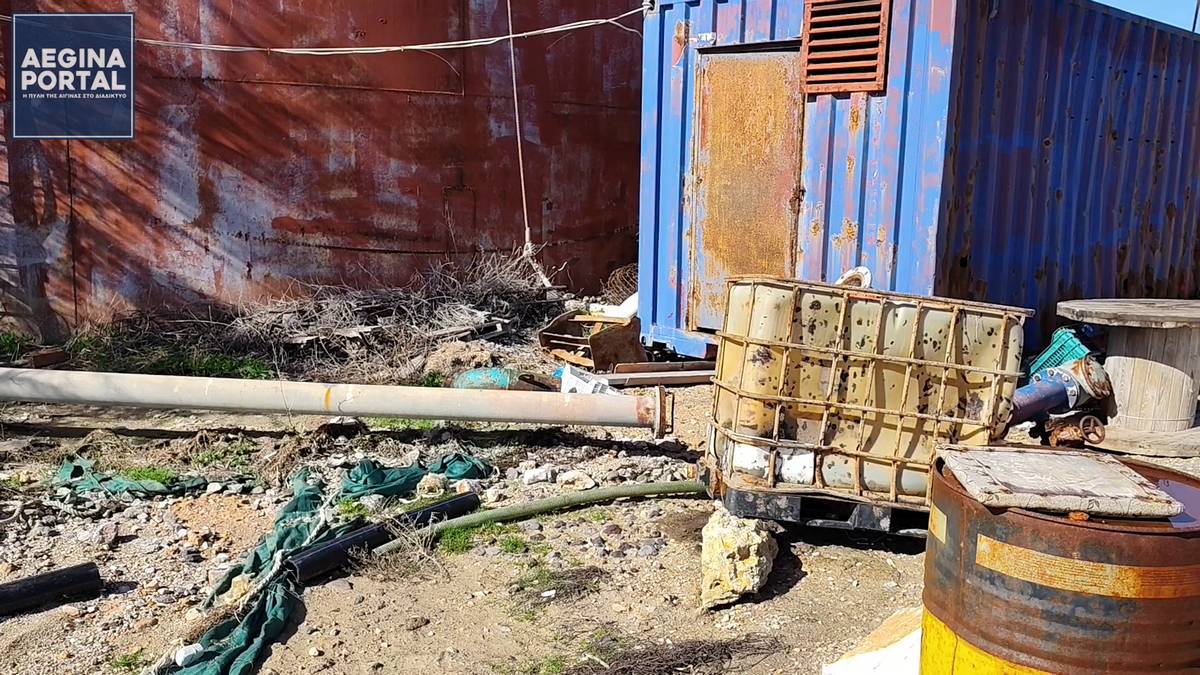 Εγκατάλειψη και φθορά στις παλιές εγκαταστάσεις στο εμπορικό λιμάνι του Λεοντίου.