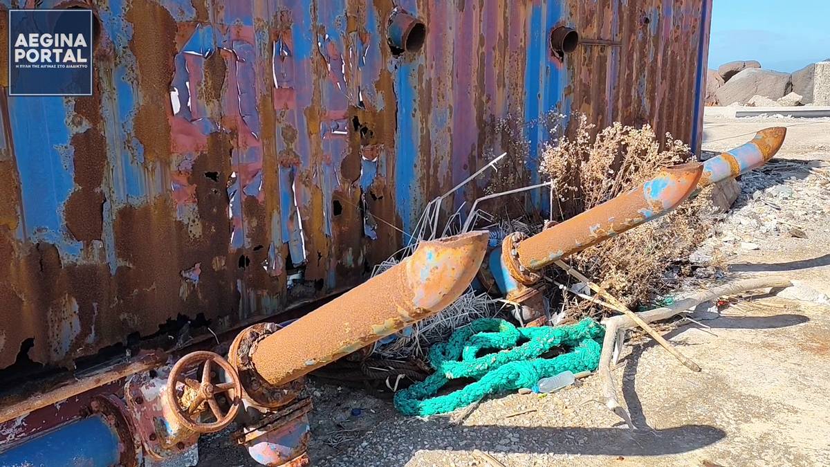 Η εικόνα είναι αποκαρδιωτική. Η μεγάλη μεταλλική δεξαμενή διαβρωμένη από την αλμύρα