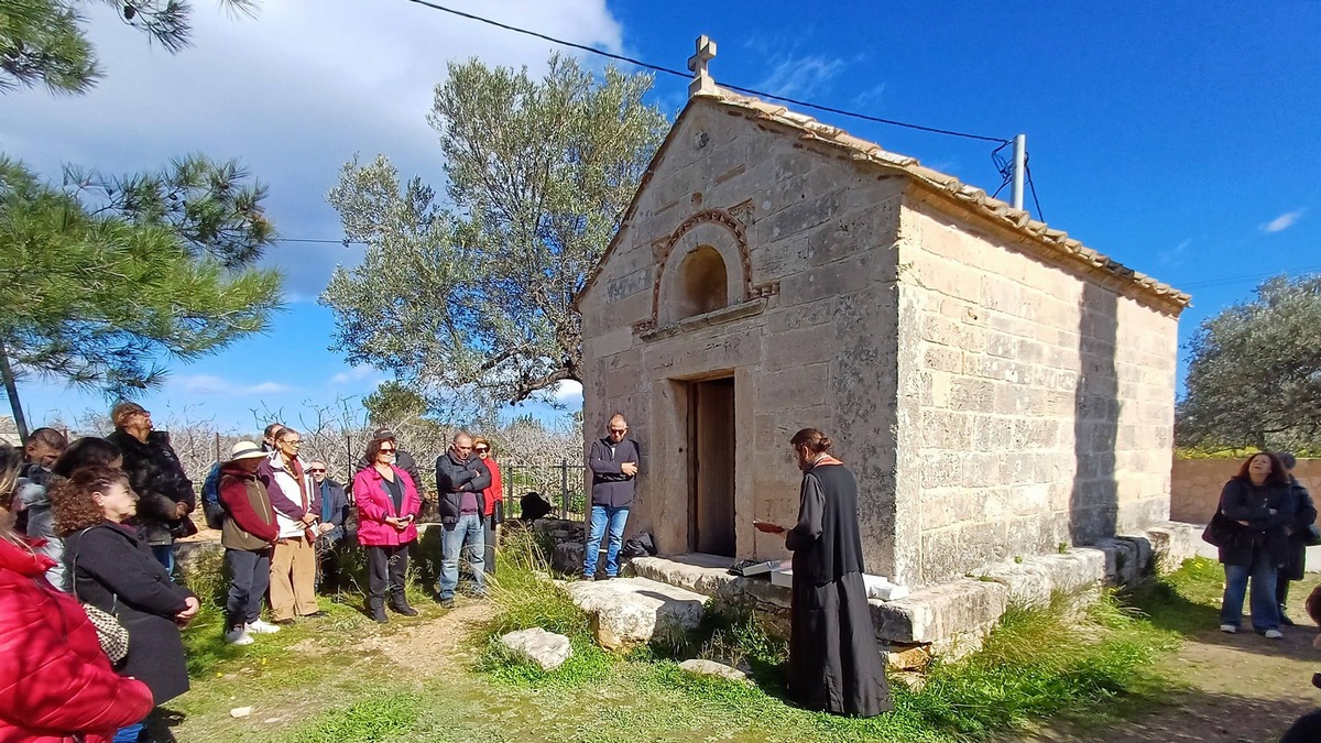 Με μεγάλη επιτυχία πραγματοποιήθηκε η ξενάγηση στην Ομορφοκκλησιά. από την Ομάδα Προστασίας Πολιτιστικής Κληρονομιάς Αίγινας.