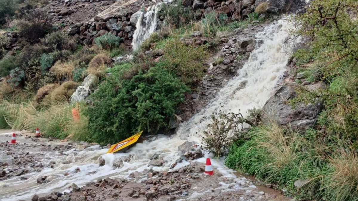 Κατολίσθηση σε δρόμο του Σφεντουρίου απέκοψε την κίνηση. Συνεργείο του Δήμου απεκατέστησε το οδόστρωμα. Πρόκειται για υλικά εκσκαφής από την κεραία, αναφέρει κάτοικος της περιοχής.