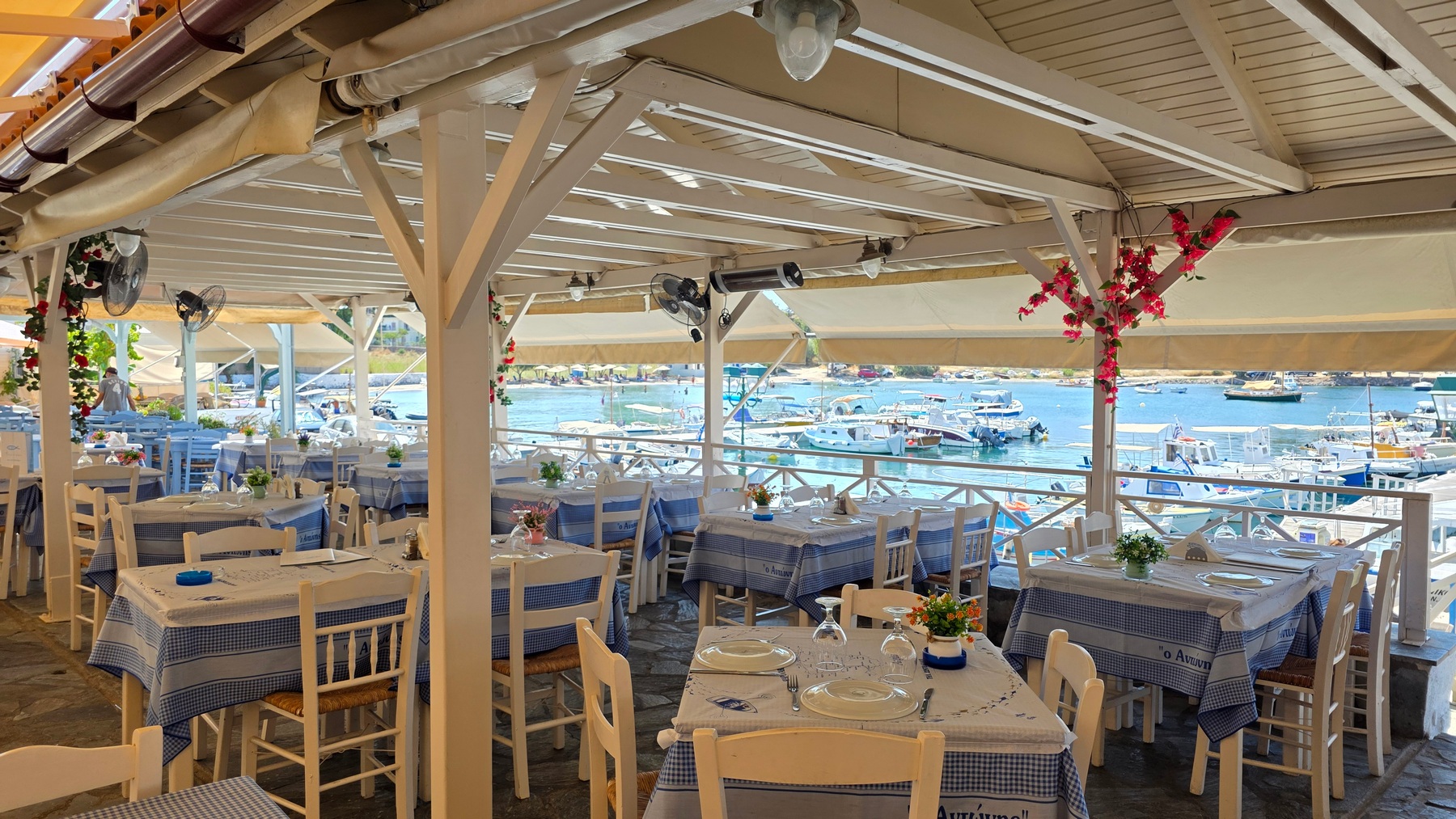 taverna-antonis-perdika-02.jpg