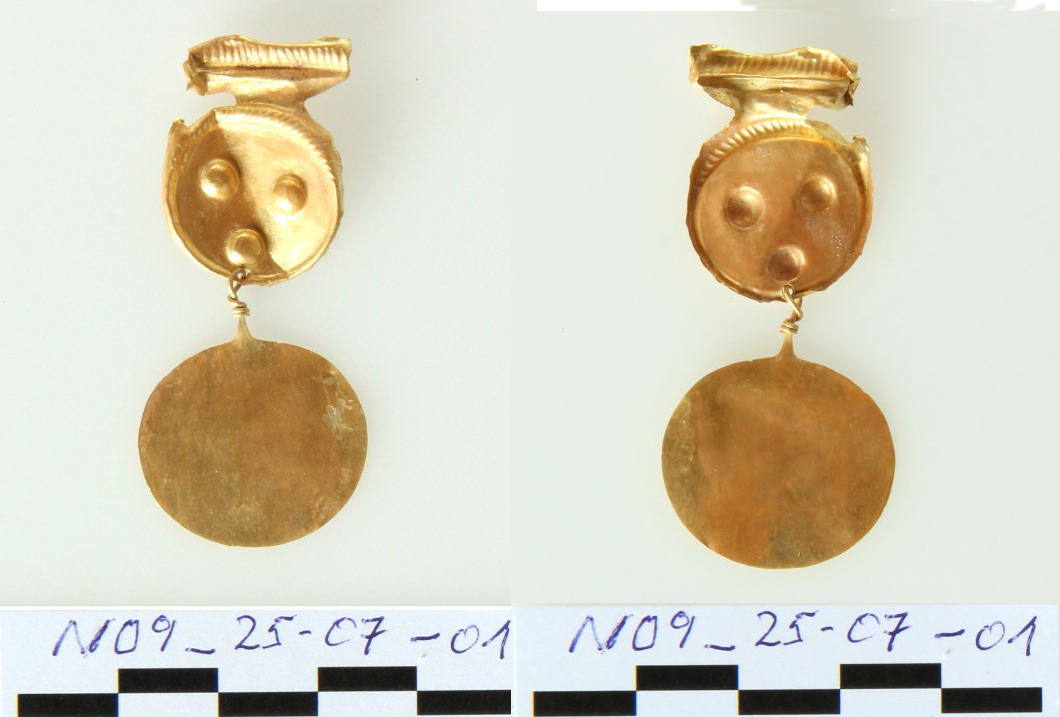 Χρυσό διμερές δισκοειδές περίαπτο. Μουσείο Αίγινας αριθ. ευρετ. 9750