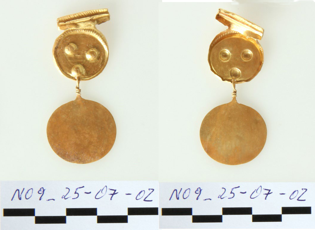 Χρυσό διμερές δισκοειδές περίαπτο. Μουσείο Αίγινας αριθ. ευρετ. 9751